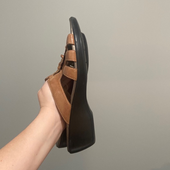 CLARKS Bendables Leather Wedge Sandals tan color Women's Sz 10M adorable flower - Picture 15 of 16